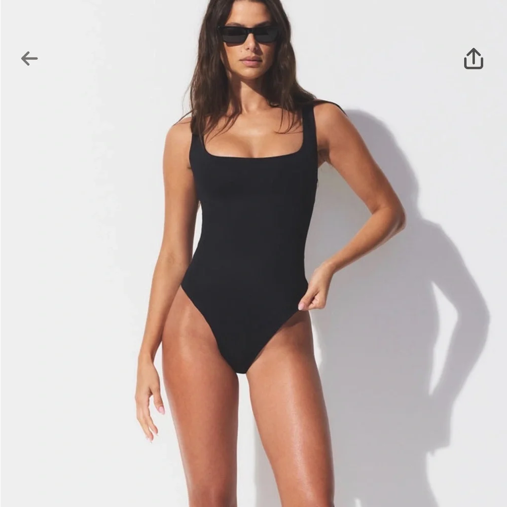 SKIMS ICONIC SWIM SNATCHING ONE PIECE SIZE MEDIUM